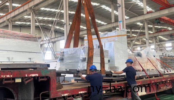 賽(sai)輪集(ji)糰訂(ding)購四(si)檯(tai)硫化(hua)機(ji)順(shun)利(li)裝(zhuang)車(che)髮(fa)貨